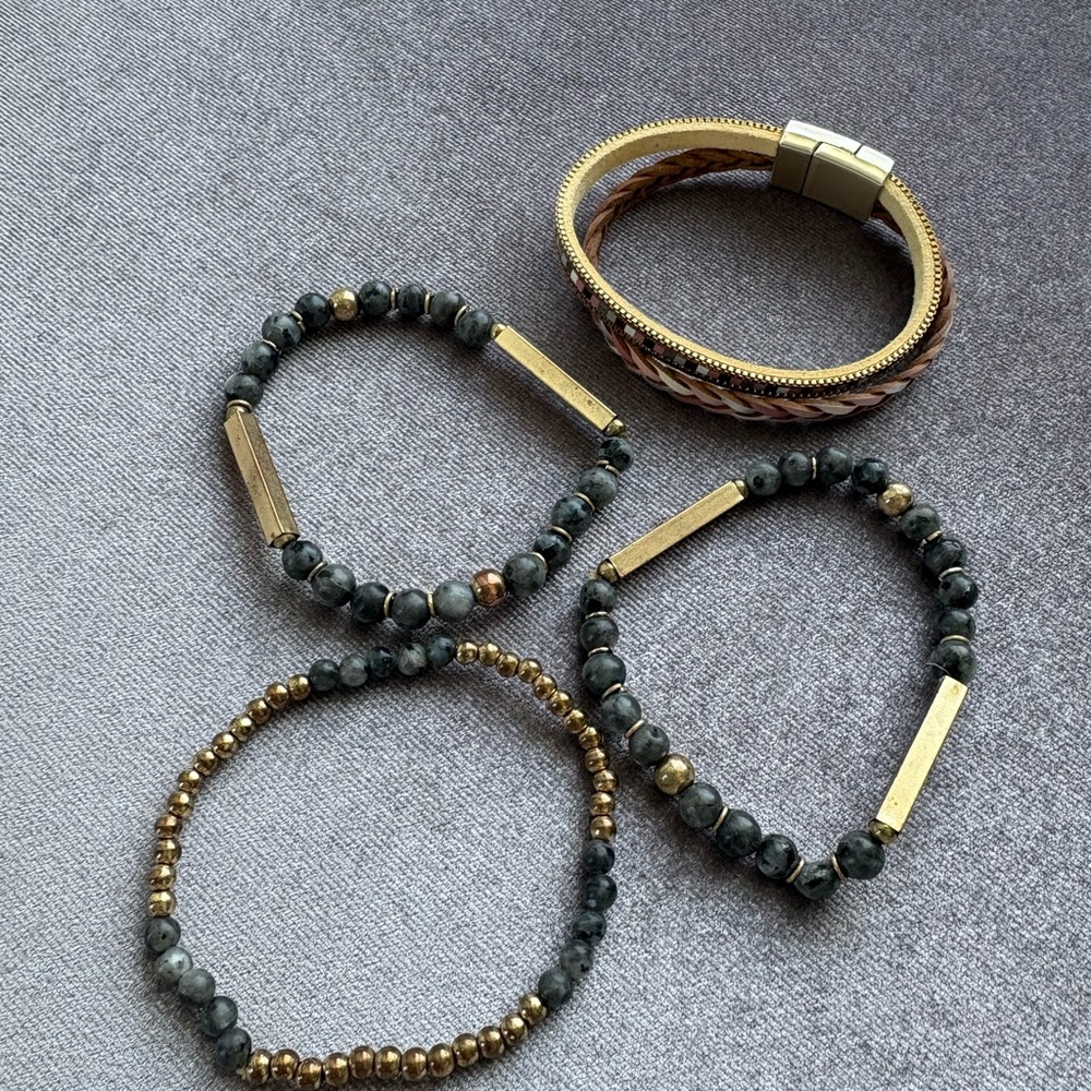 Assorted Women’s Beaded Bracelet Set in Blue Gray and Gold
